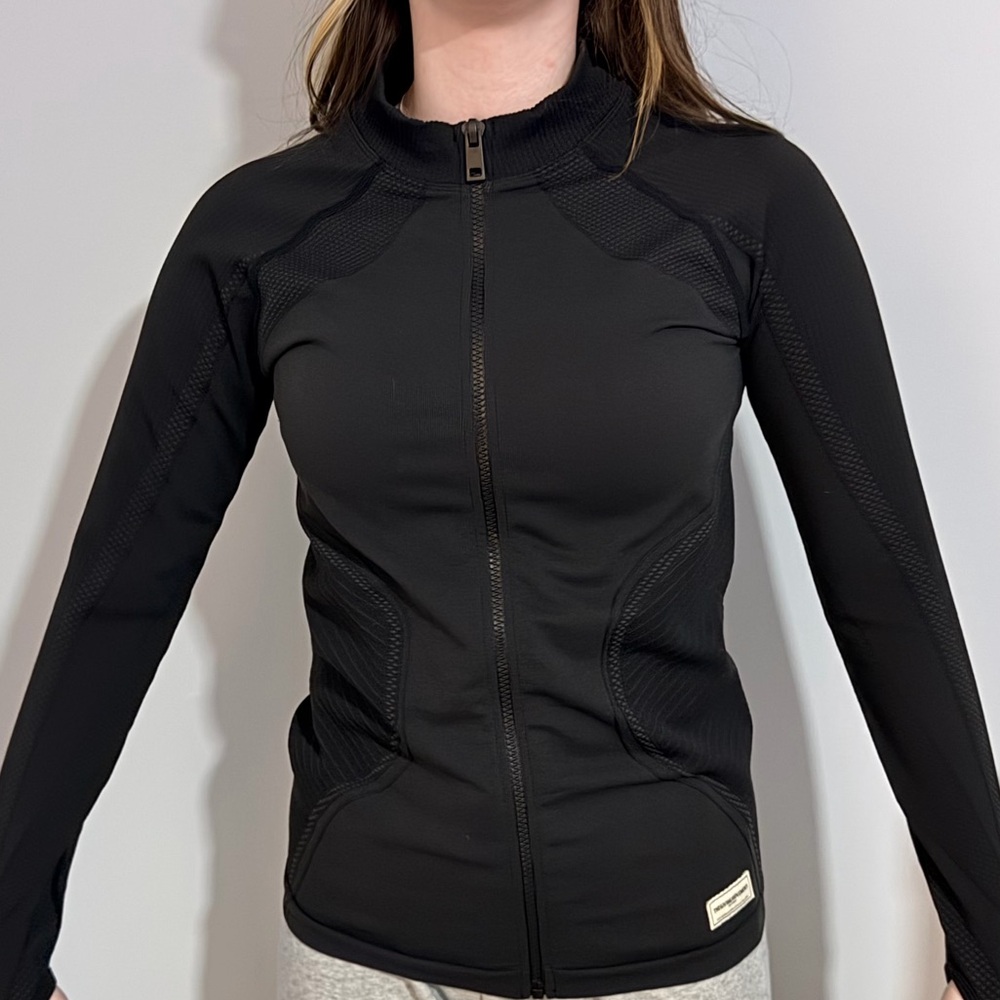 The Giving Movement Tonal High-Neck SMLS100© Top in Pitch Black / M